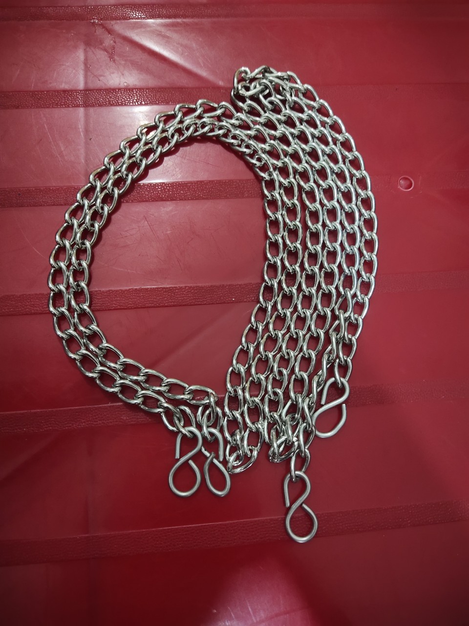 1 sợi dây xích nhấc chân vịt vắt sổ