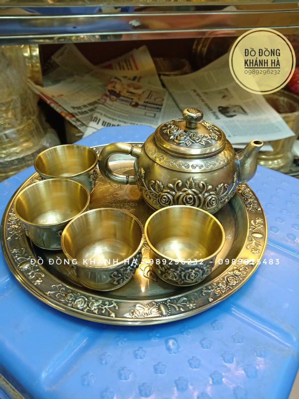 Bộ ấm trà chén hoa văn bằng đồng