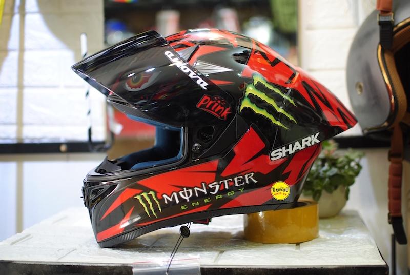 Mũ Royal M138b lên tem Shark Đỏ đen và đuôi gió Shark