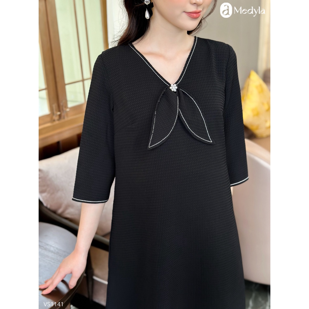 MEDYLA - Đầm bầu dự tiệc thu đông thiết kế 2 lớp đen xốp lót lụa vạt cổ viền trắng cho bầu đi chơi, du lịch - VS1141