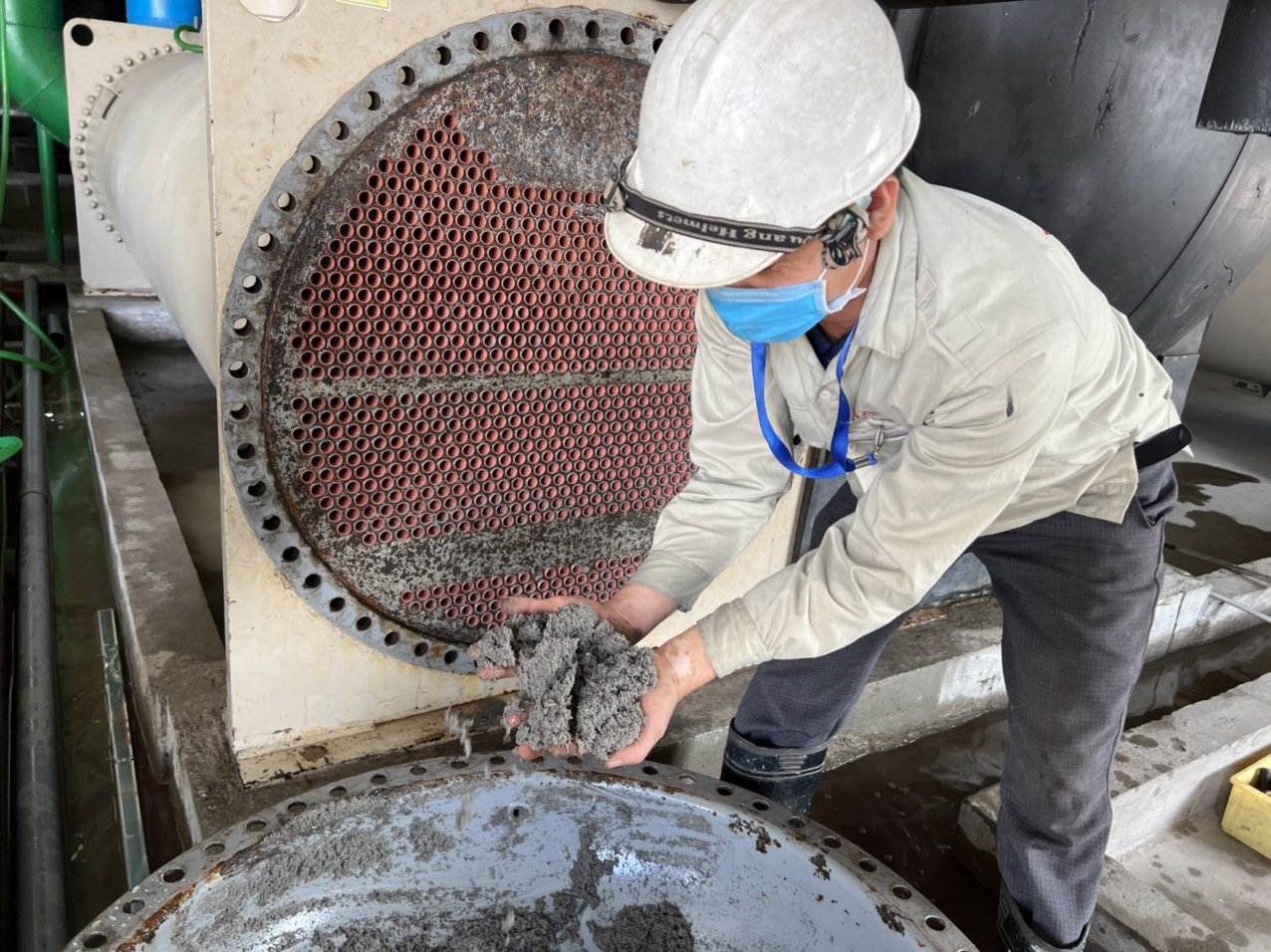 Hóa Chất Tẩy Cáu Cặn Chống Ăn Mòn Cho Chiller Cooling Tower