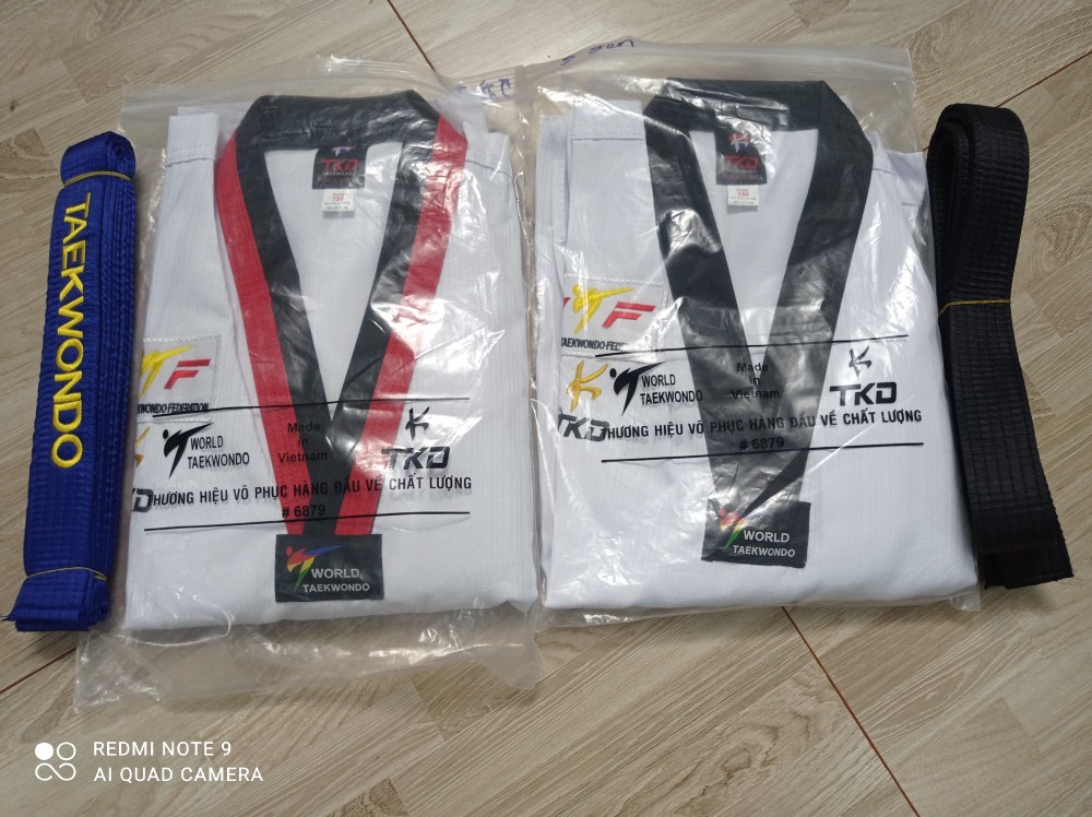 Võ phục TAEKWONDO cổ đen/đỏ đen phong trào