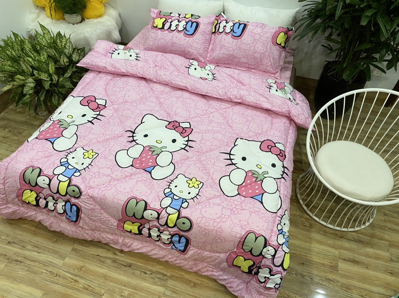 Bộ chăn phao ga gối cotton poly gồm 4 món mẫu hello kitty ôm dâu Revato Kho chăn ga gối, ga giường, drap giường