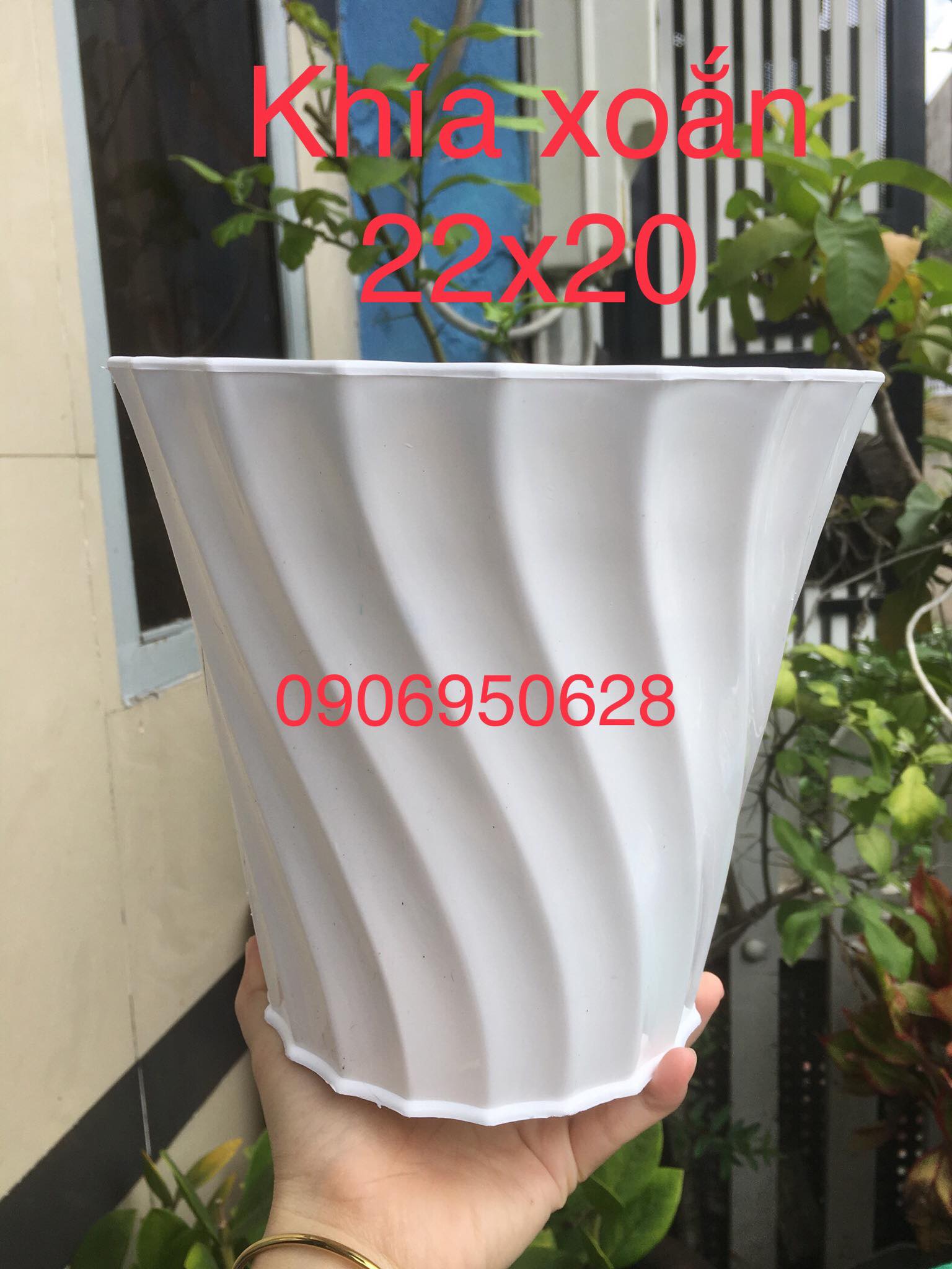 Chậu nhựa khía xoắn trắng (có dĩa lót)