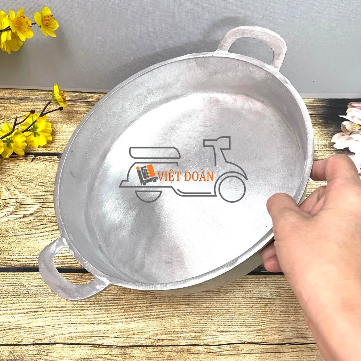 Monolithic bottom cast iron wok-frying vegetables, cooking burnt rice, beef clamp, soy sauce. Traditional pan heat preservation