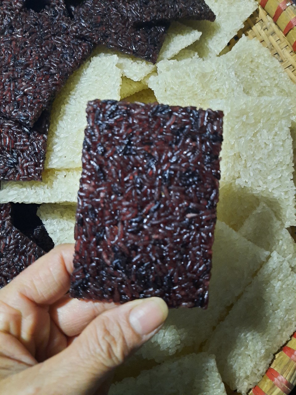 (1kg) CƠM CHÁY NẾP THAN PHÔI CHƯA CHIÊN LASHAM.(9X6 CM)