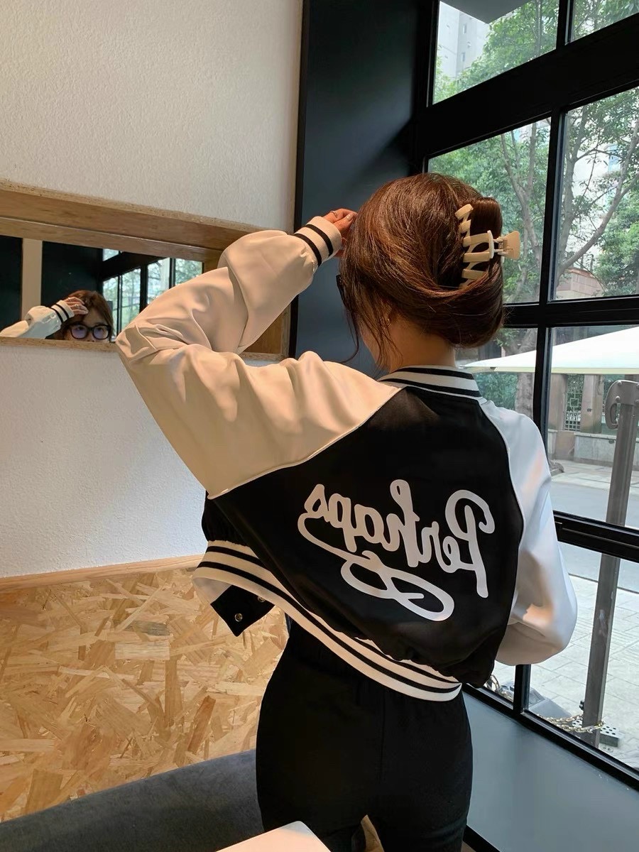 Áo khoác bomber lửng lưng thêu logo cực xinh