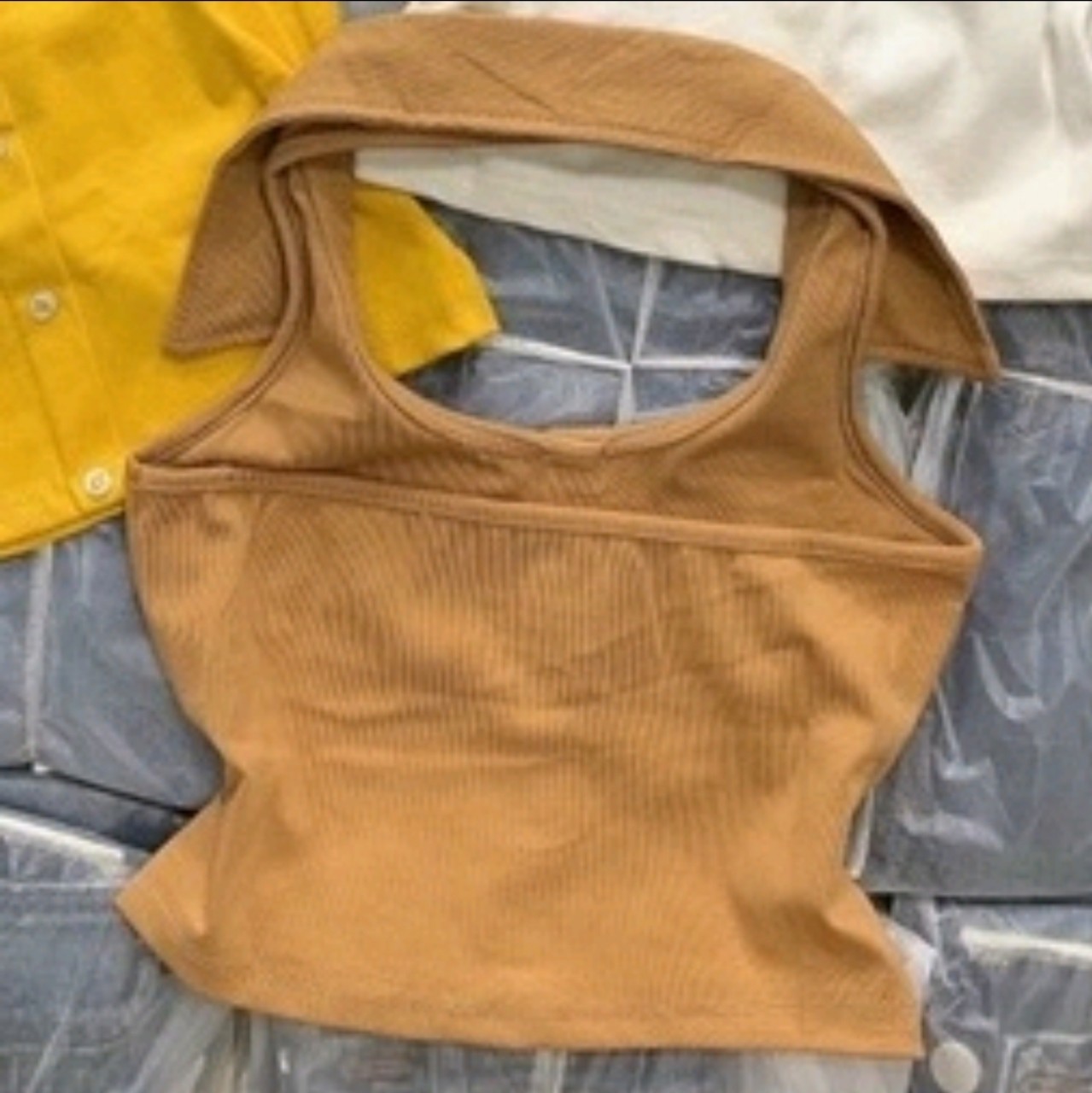 Aó croptop cổ yếm phối cúc , chất vải thun gân