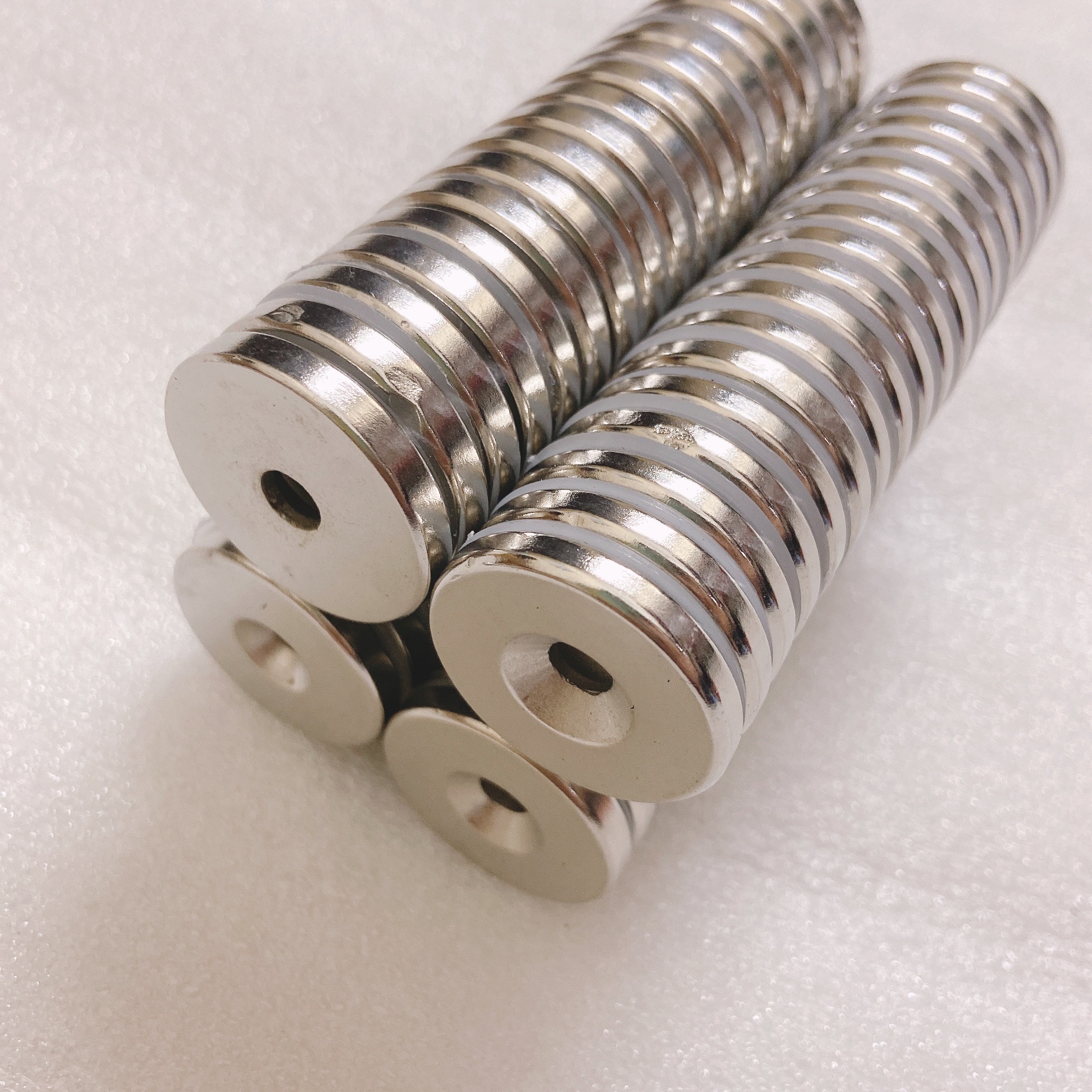 Nam châm viên 30x5 lỗ 6 ( hít bi sắt )