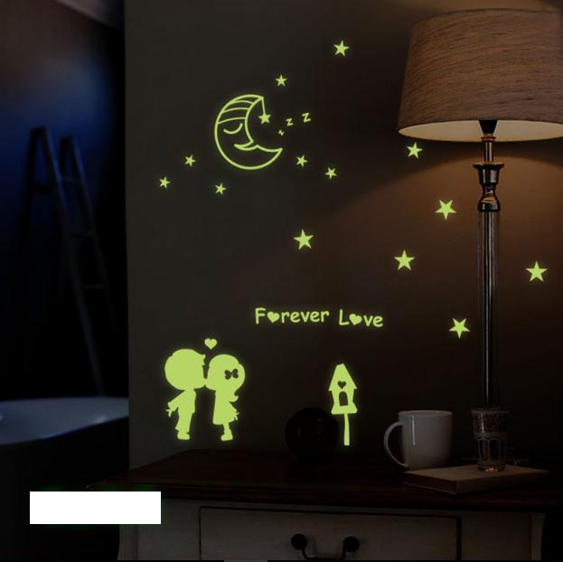 Decal trang trí tường - đôi tình nhân hôn nhau - dạ quang