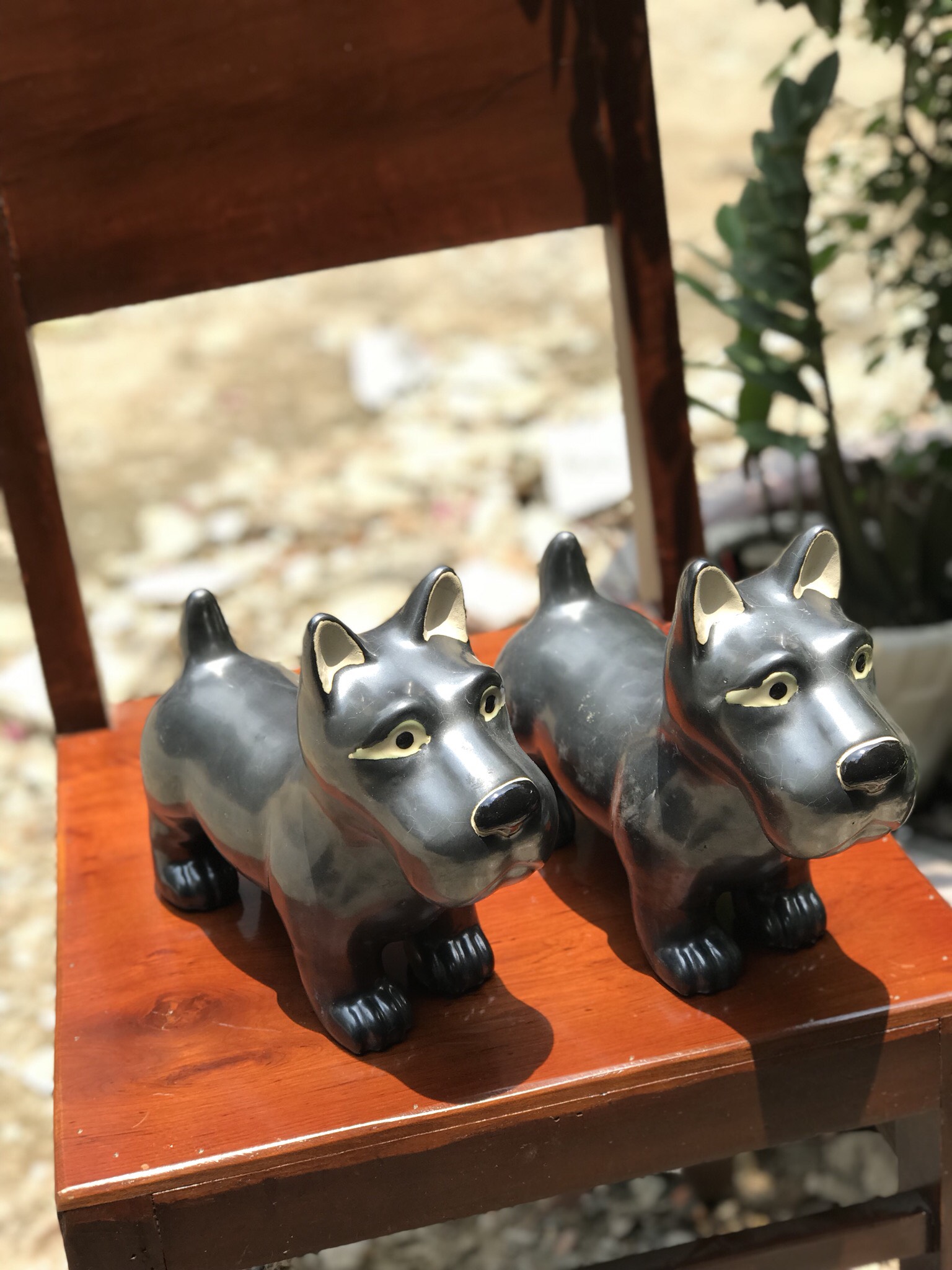 Gốm sứ trang trí hình con chó mực
