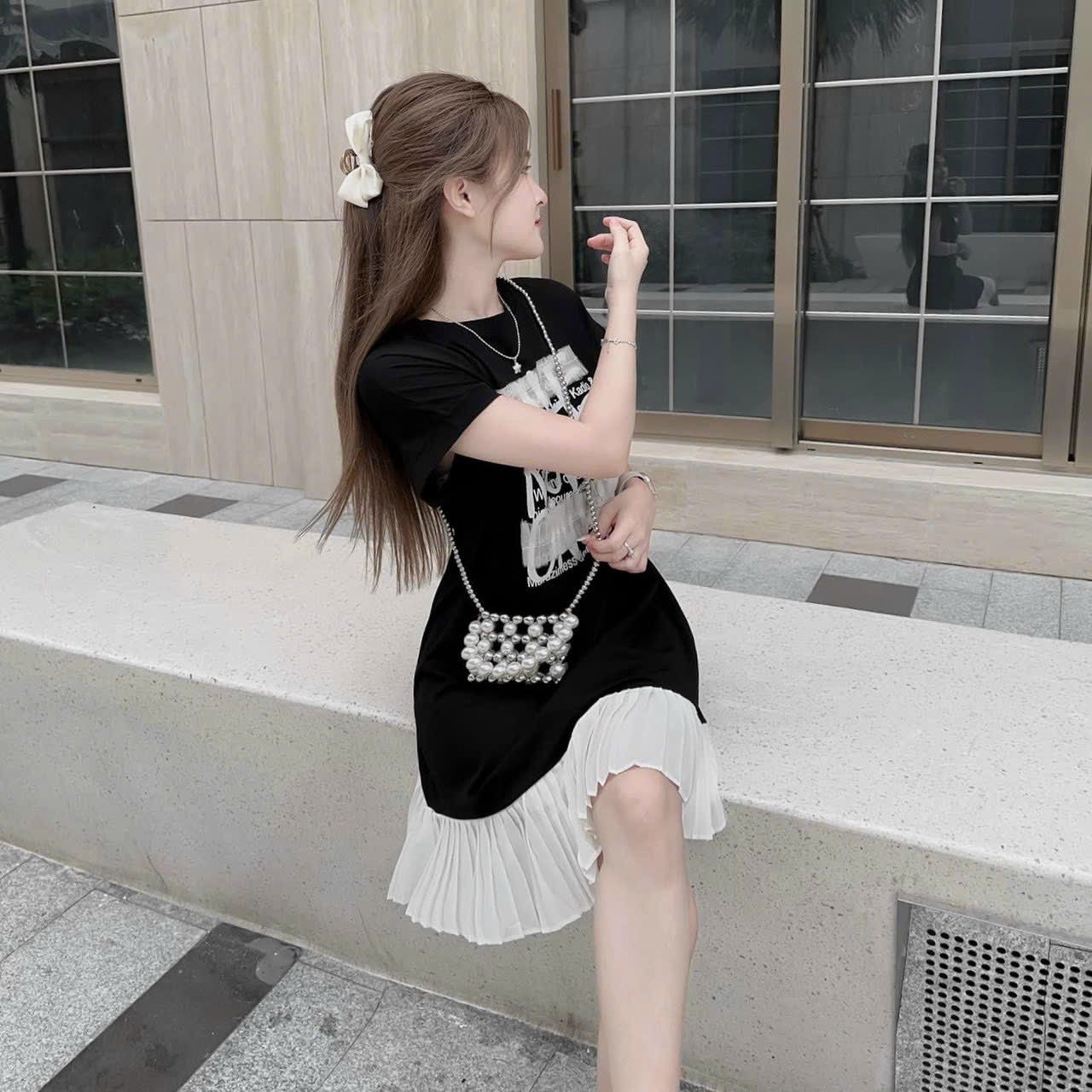 Đầm thời trang nữ mặc đi chơi chất thun gân cổ tròn tay ngắn đen in hình váy suông phối lụa xoè dập ly