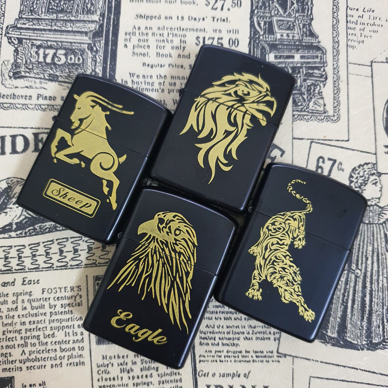 Bật Lửa Hột Quẹt Zippo Đen Họa Tiết Vàng Nhiều Hình ( Giao Ngẫu Nhiên - Xài Xăng Đá)