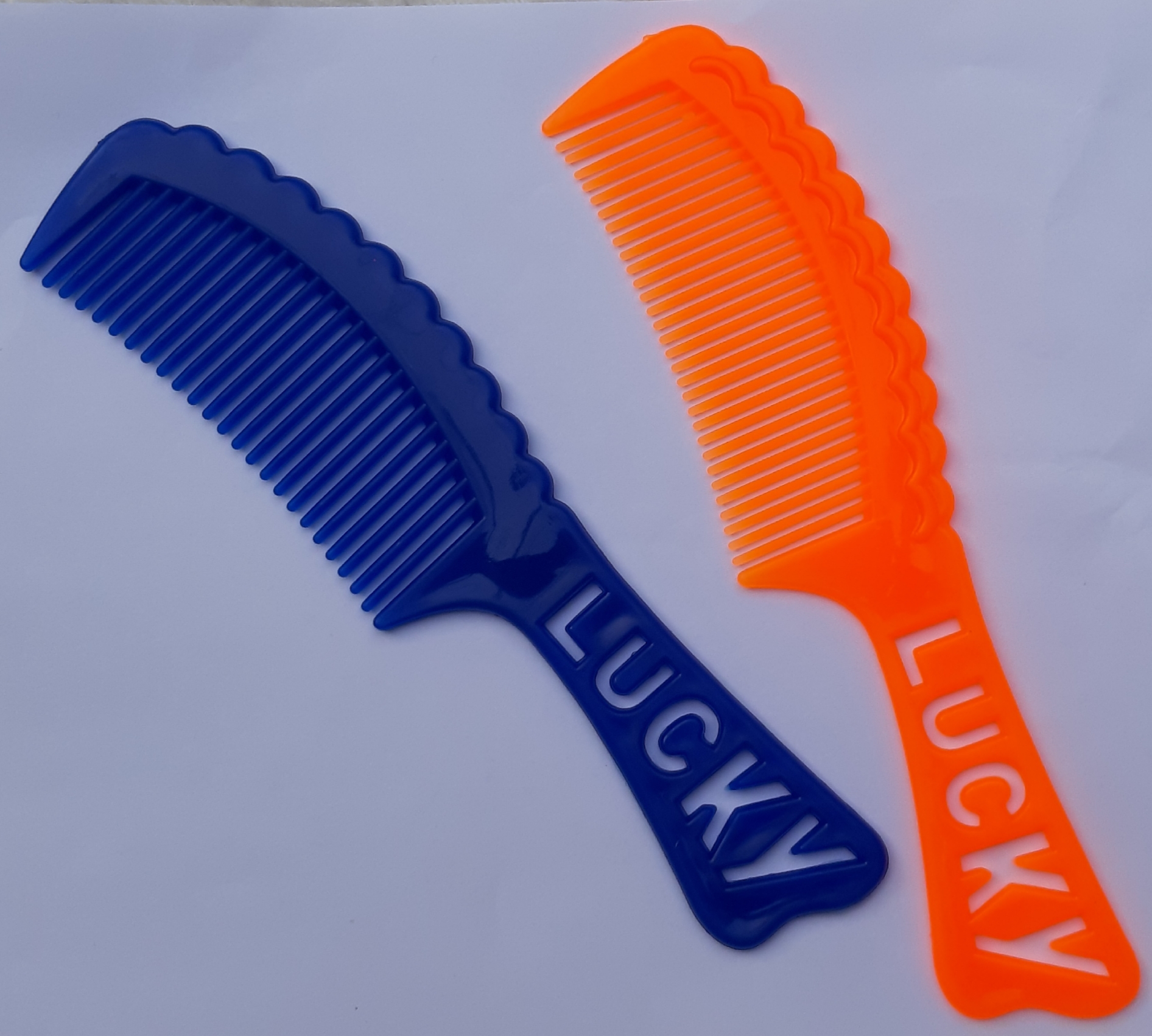 01 cây lược chảy đầu Lucky ( nhiều màu)