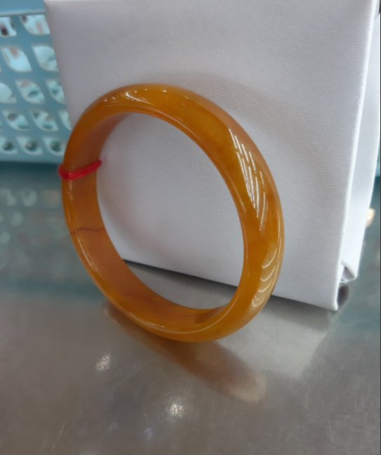 Vòng tay cẩm thạch bản hẹ vàng cho người mệnh kim,sản phẩm phong thủy tuyệt đẹp,mang lại bình an cho người đeo,hàng chụp thực tếhình thực tế cửa hàng 100%,có tư vấn side