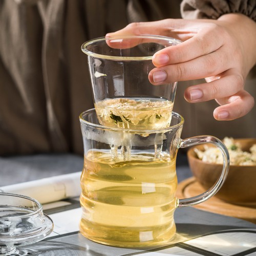 Ly thủy tinh cao cấp có ngăn lọc và nắp