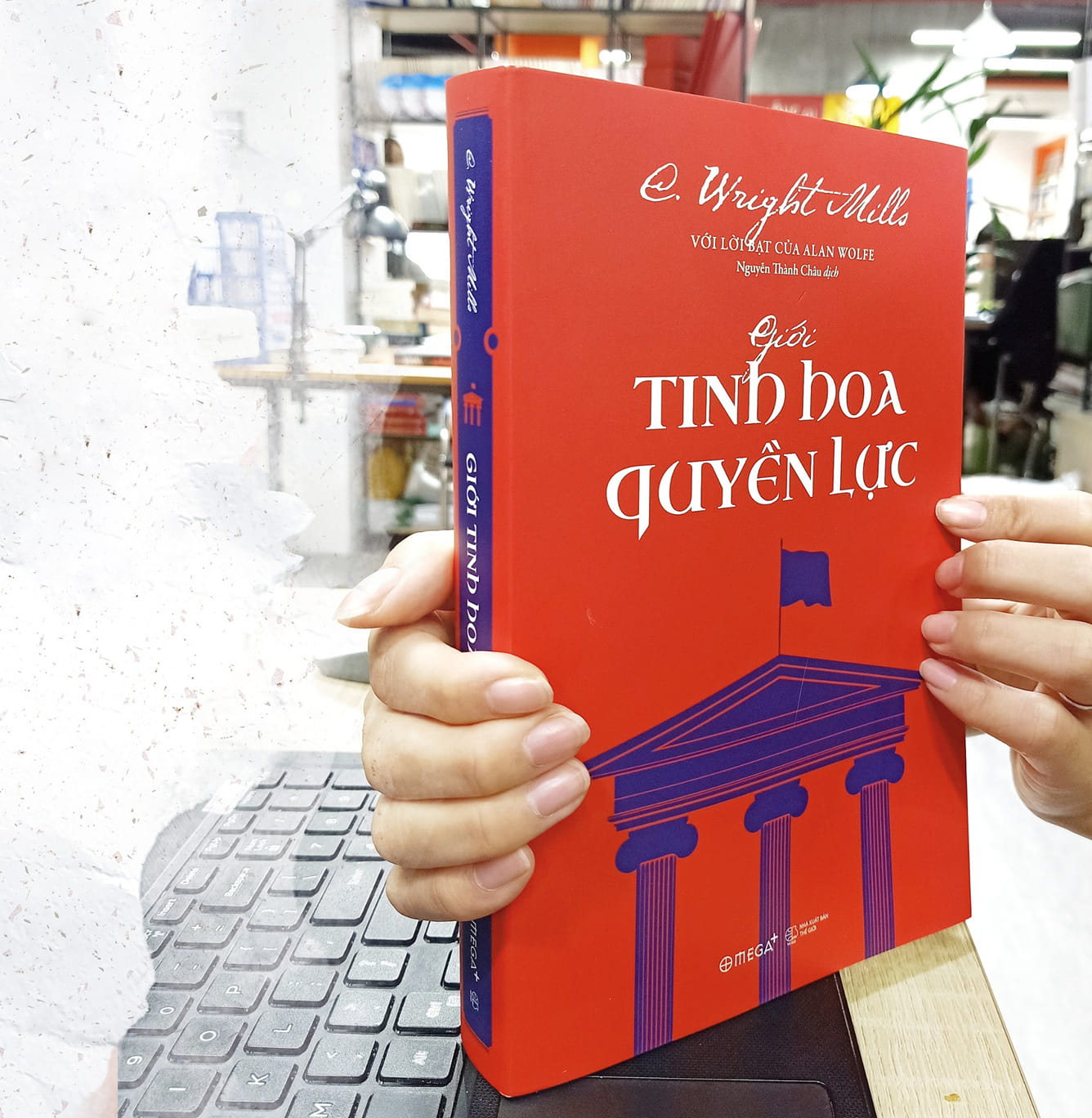 Sách - Giới Tinh Hoa Quyền Lực