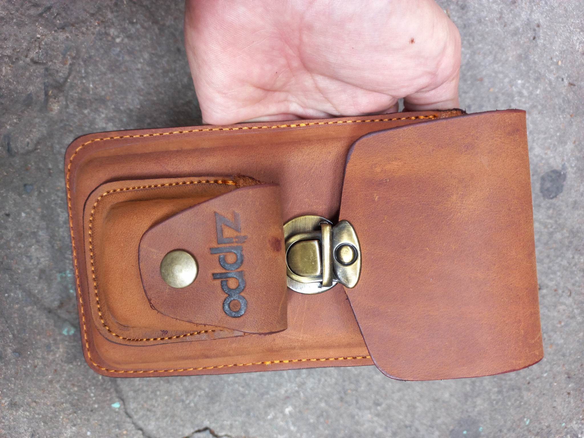 Bao da đựng điên thoại và zippo đeo hông