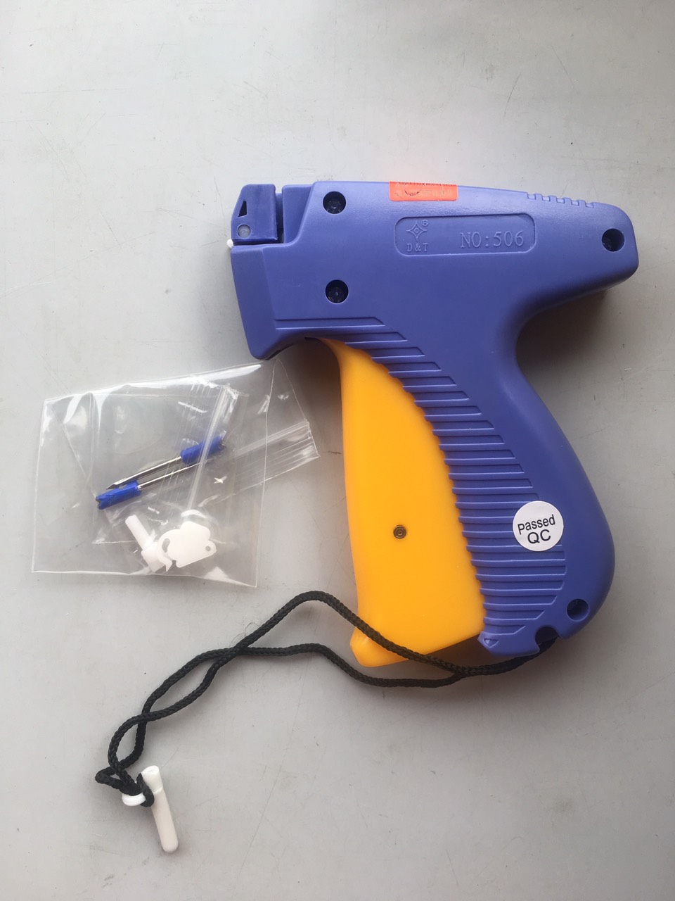 Dụng cụ bắn mạc lên quần áo D&T 506