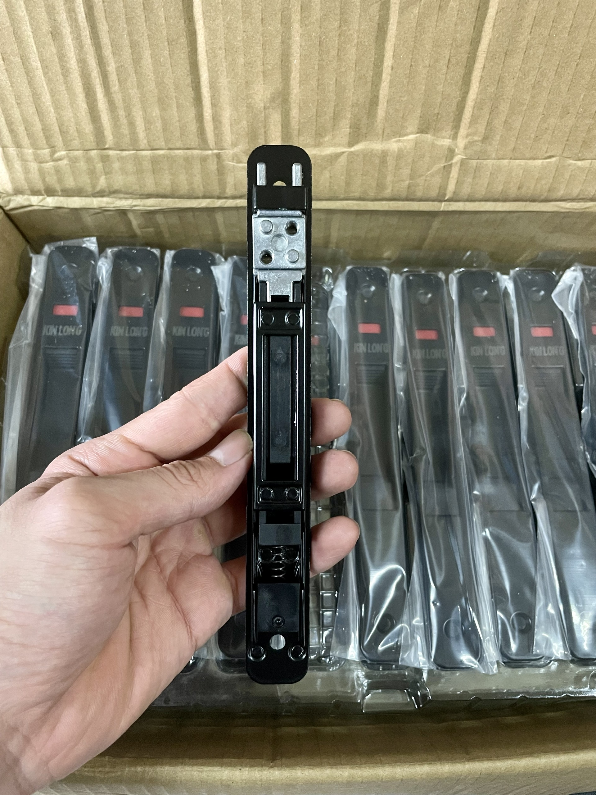 Chốt âm tự sập ĐEN cửa lùa nhôm XingFa hệ 55 KinLong