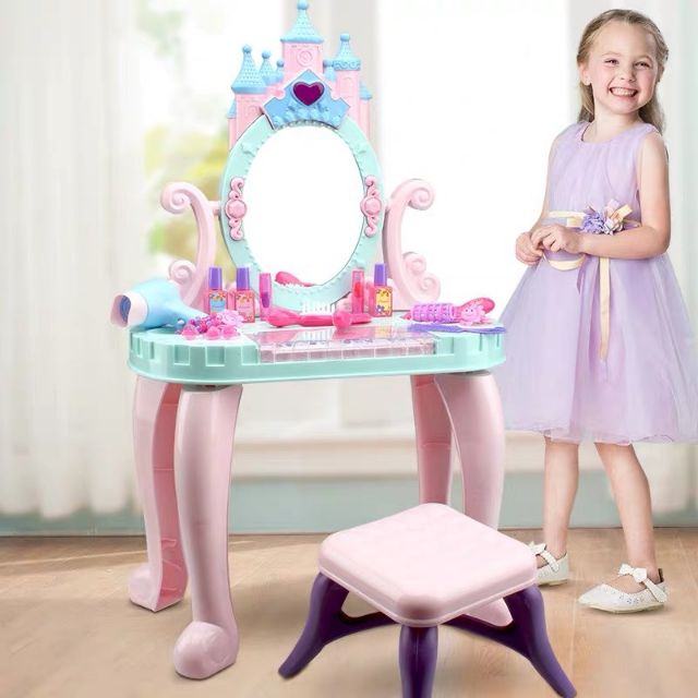 Bàn trang điểm, có cả đàn piano cho bé