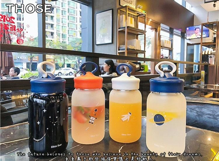 Bình nước thủy tinh khám phá du hành vũ trụ