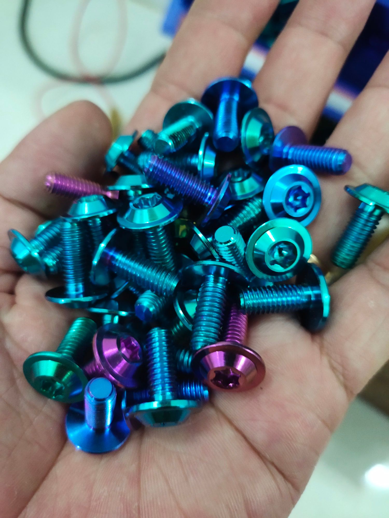 1 ốc titan gr5 6li15 xanh tím dù mỏng gắn đĩa vario