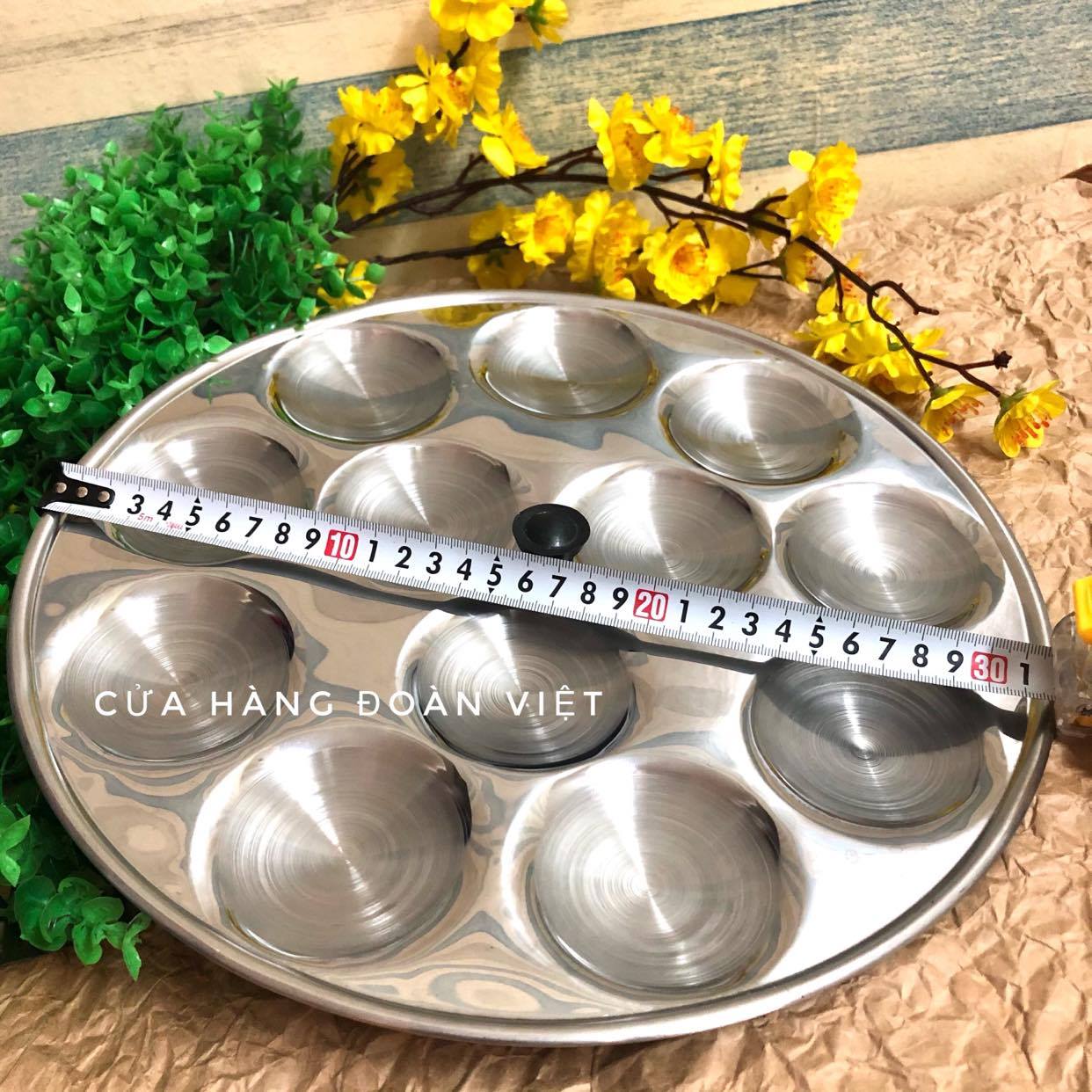 Khuôn Bánh Bò , Bánh Bèo - Inox tiện lợi có nút cầm chống nóng - Khuôn 12 Bánh size bánh lớn 7.5cm , đường kính khuôn 32cm. Đồ Gia Dụng nhà bếp pha chế làm bánh nguyên liệu