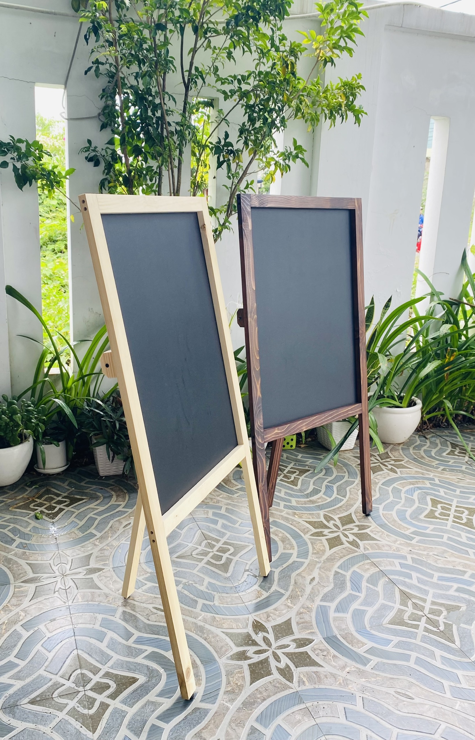 Bảng MENU viết phấn 1 mặt 3 chân gỗ gấp (TẶNG KÈM PHẤN MÀU + XỐP LAU BẢNG) - LUXI decor