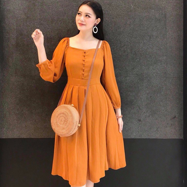 Đầm cam nút bọc xếp li
