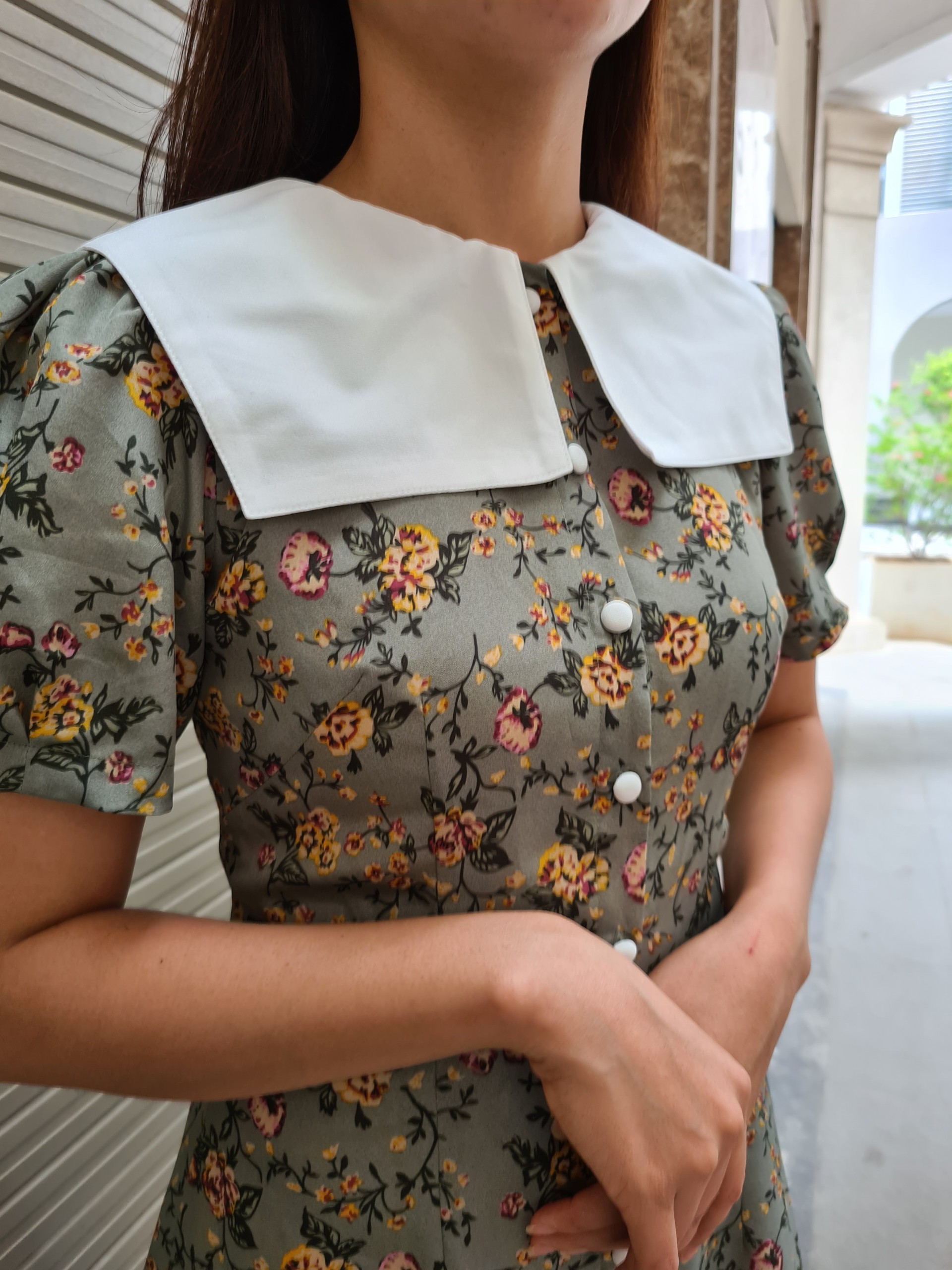 Đầm lụa cổ vuông hàng nút trước tôn dáng