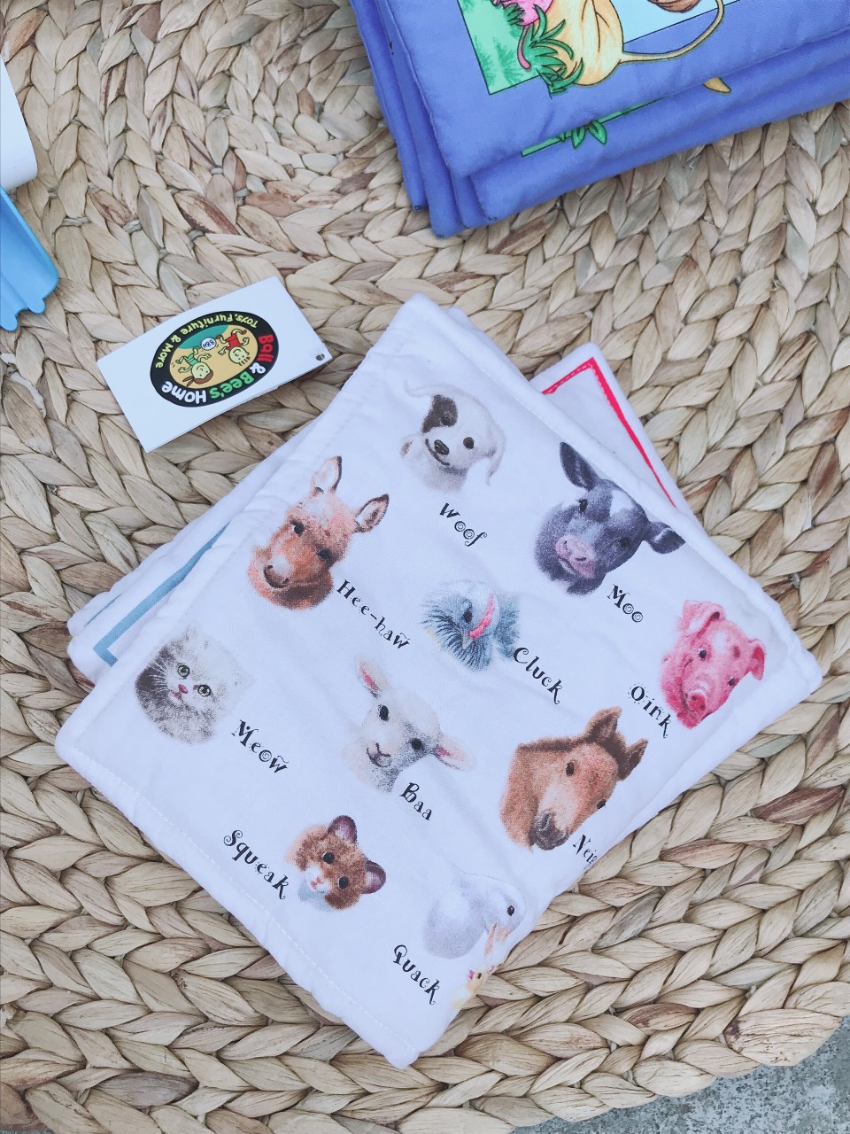 { SẢN PHẨM CHO BÉ QUÀ TẶNG SINH NHẬT} Đồ Chơi Sách vải Tiếng Anh Cho Bé Với Nhiều Hình Ảnh và màu Sắc Thu Hút Sự Chú Ý Của Bé, làm tăng Khả Năng Lưu Nhớ Từ Vựng Của Bé Kích Thước 22*22* H7cm