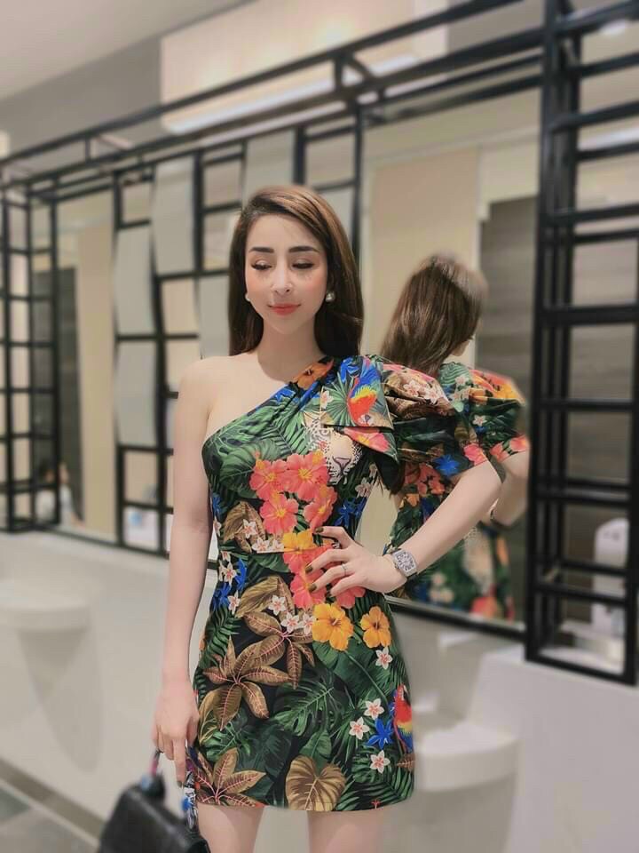 Đầm lệch vai đính nơ in họa tiết