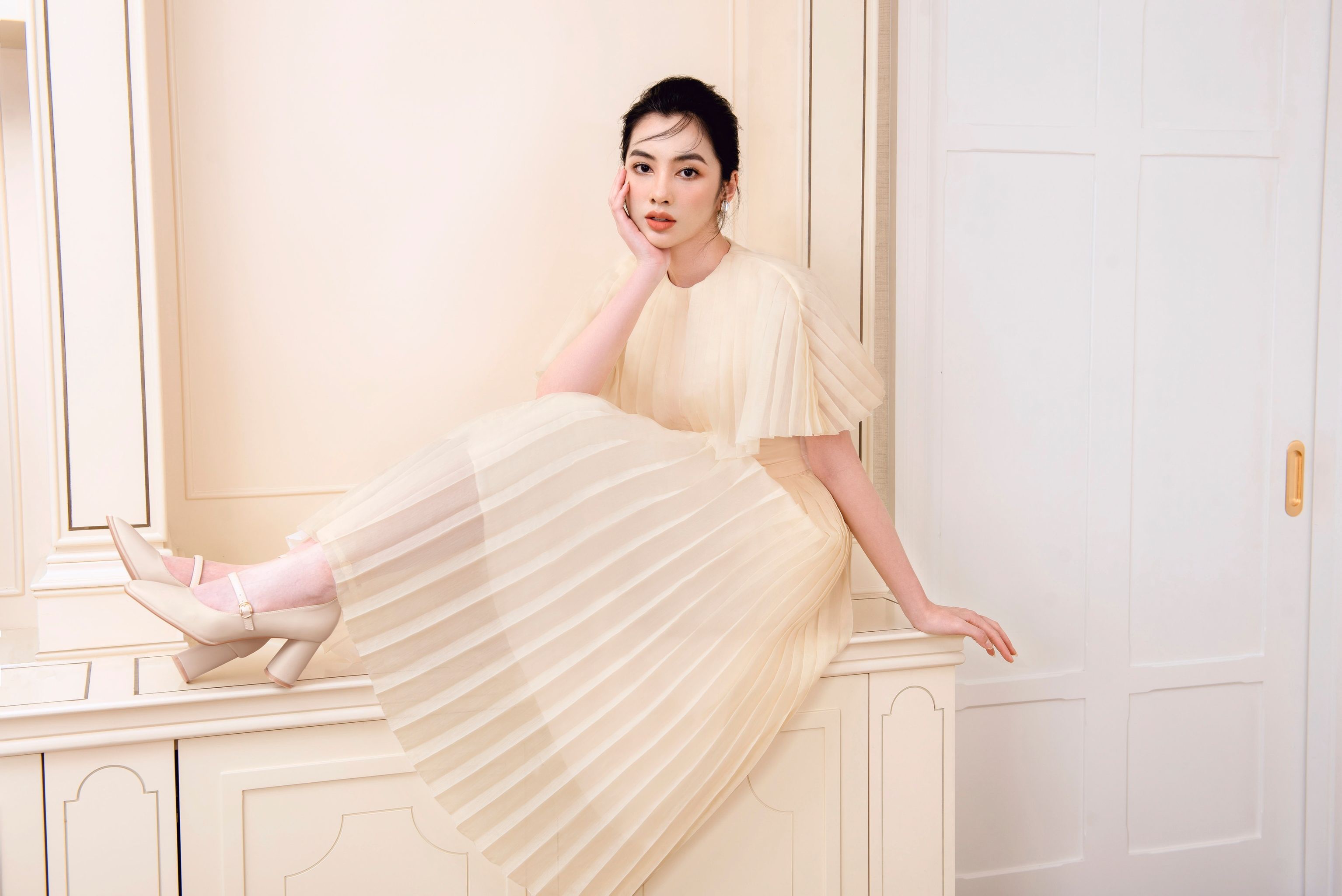 LARMES - Đầm kem phối dập li nơ eo Angle