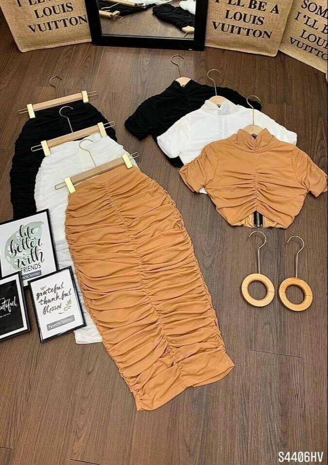 Set áo cổ tròn tay ngắn và chân váy nhún xinh xắn