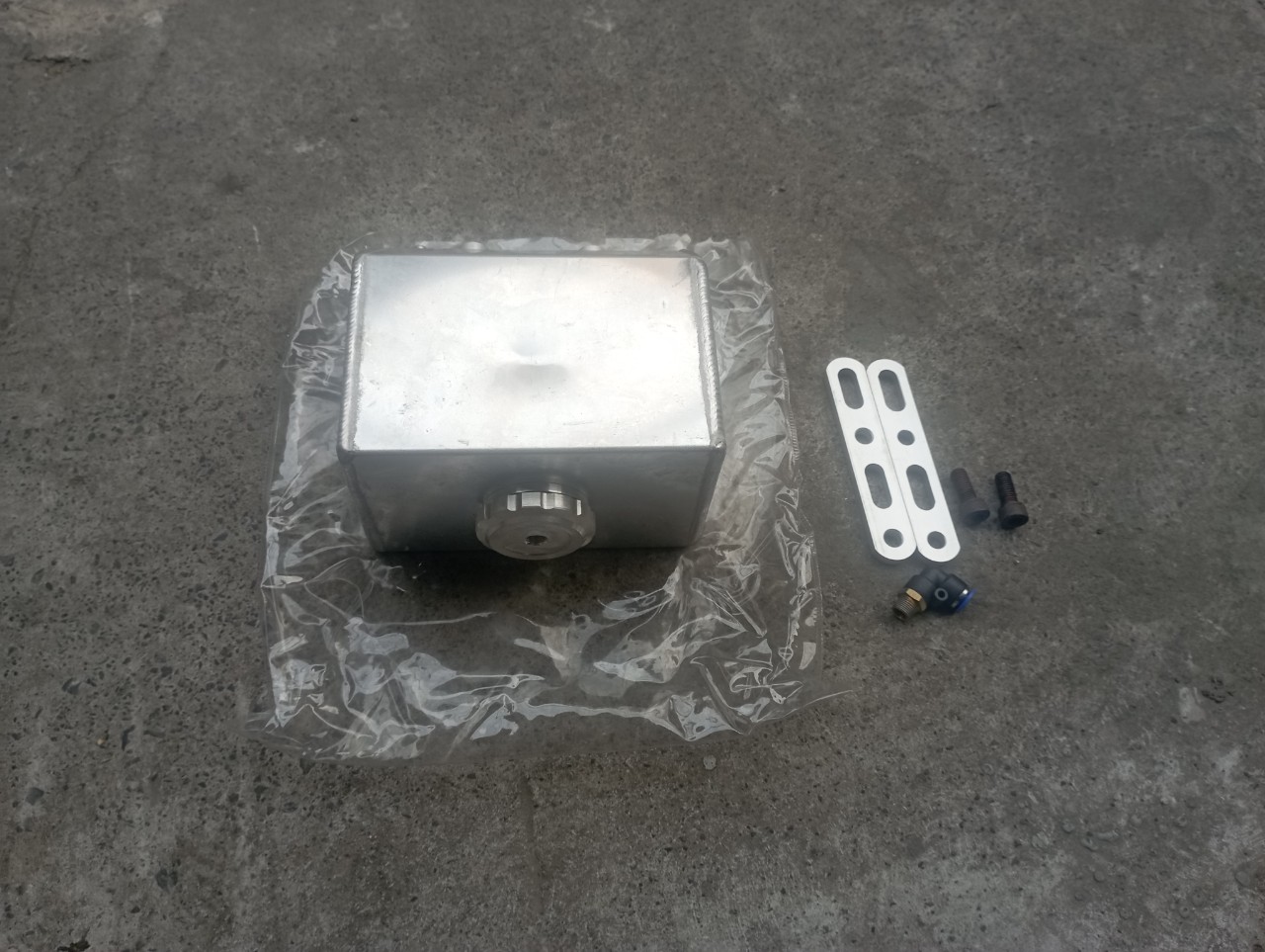 Bình xăng lớn xe drag Thái Lan, bình khoảng 2 lít