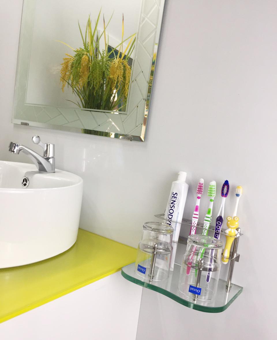 Kệ Bàn Chải Kèm 2 Ly Kibath