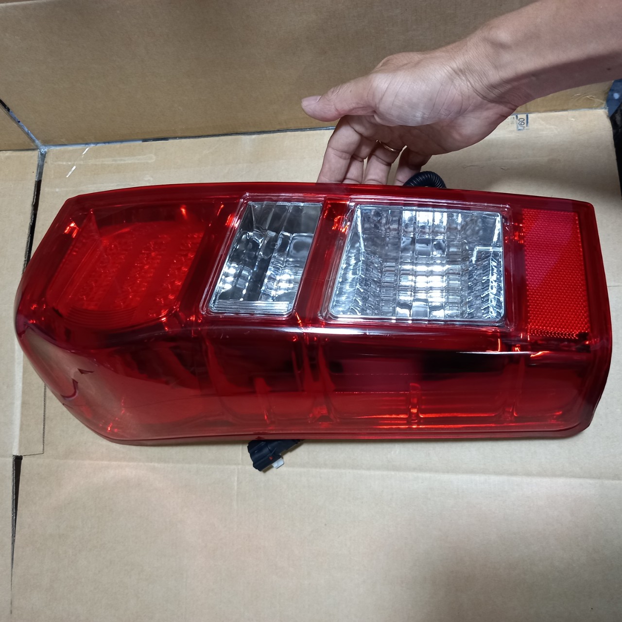 ĐÈN HẬU ISUZU DMAX 2012 - 2014 BÊN LÁI, CÓ LED