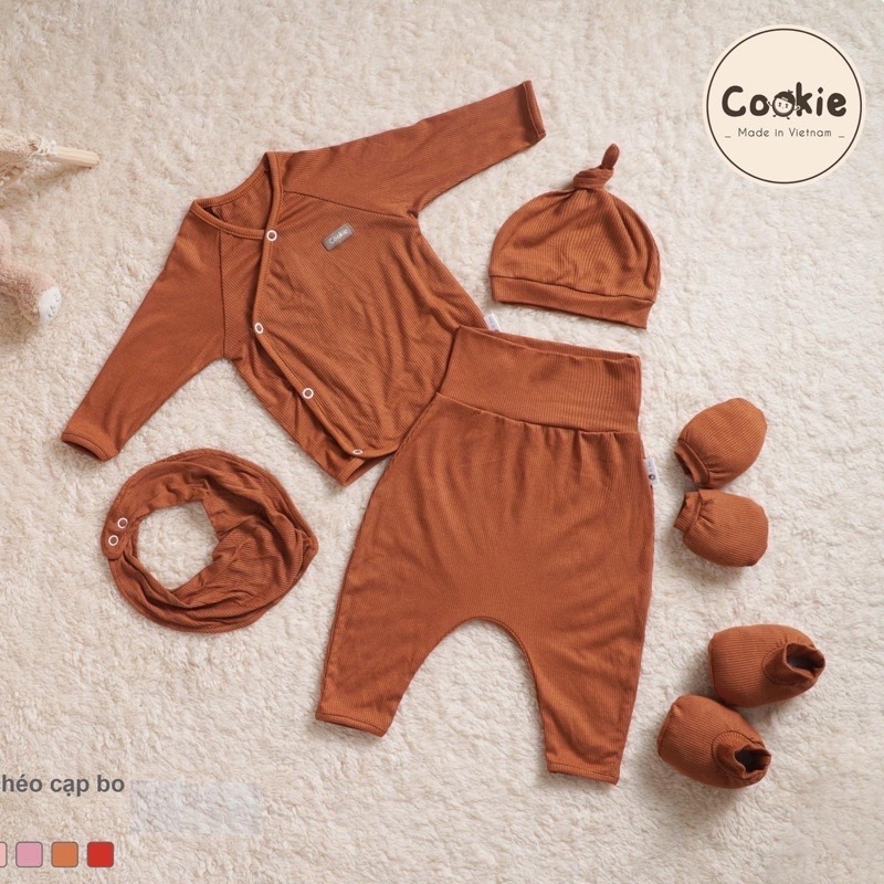 Cookie- Set newborn cài chéo (bộ dài tay cài chéo+ mũ chóp+ yếm+ bao tay+ bao chân)