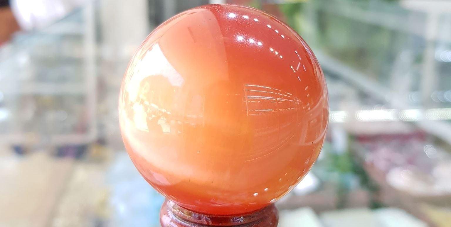Quả Cầu Phong Thủy Đá Mắt Mèo Màu Đỏ 5cm