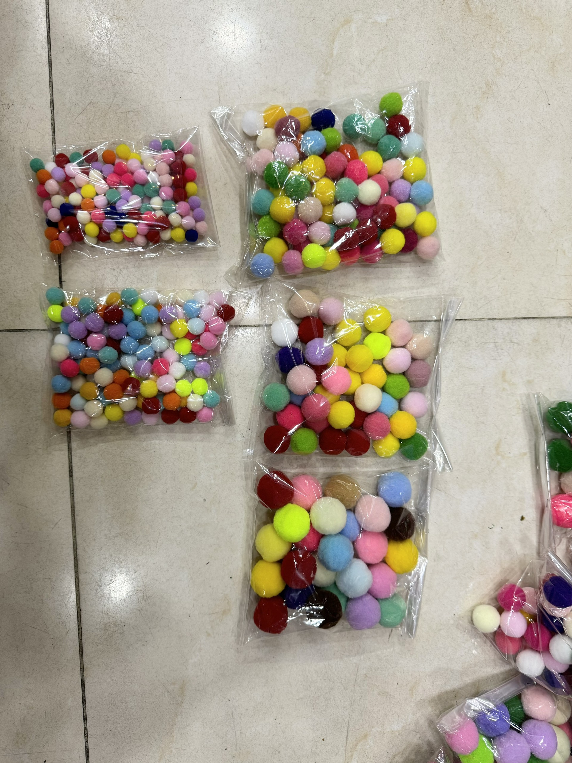 Hạt bom bom đủ size mix đủ màu .