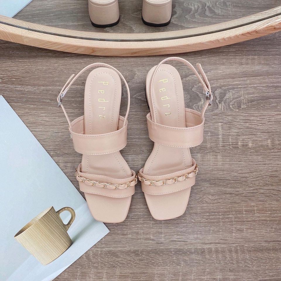 Sandal đi cùng với quai xích sang mãi mãi