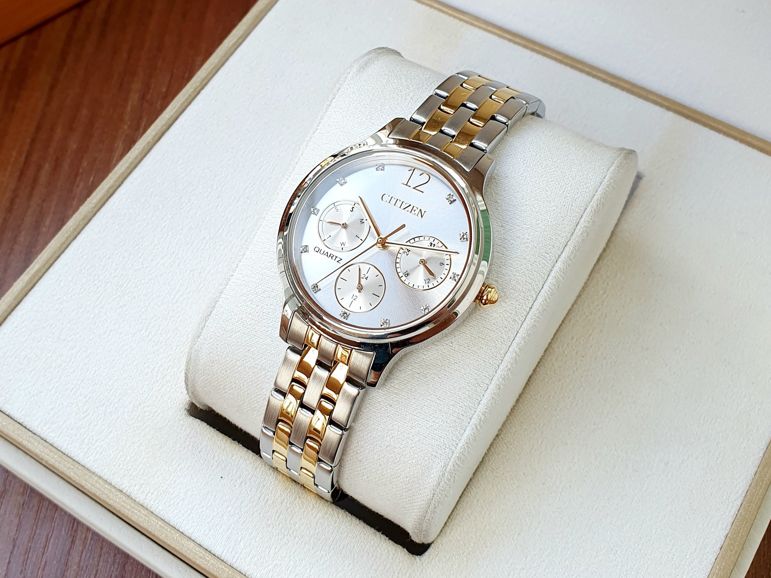 Đồng hồ Nữ chính hãng Citizen Citizen ED8184-51A Size 33,Mặt trắng,Lịch thứ  ngày-Máy Pin Quartz-Dây kim loại Demi vàng cao cấp 