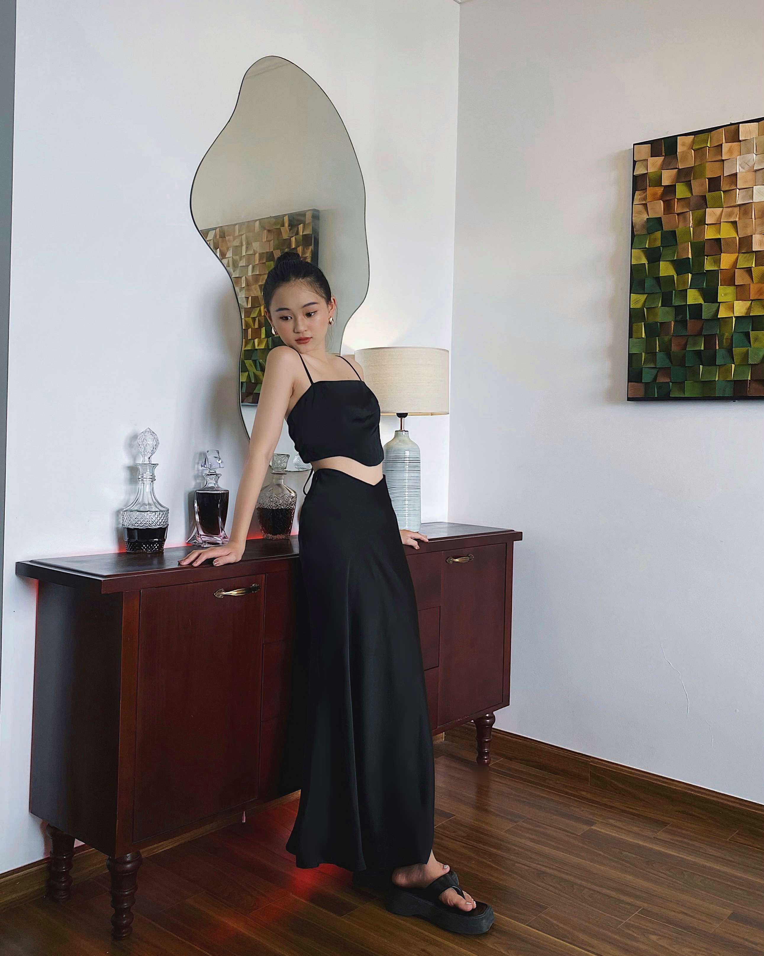 [Nhập LAZXUHUONG05 giảm 70k/499k] ƯỚM Chân váy Cong lụa cao cấp hai màu trắng đen