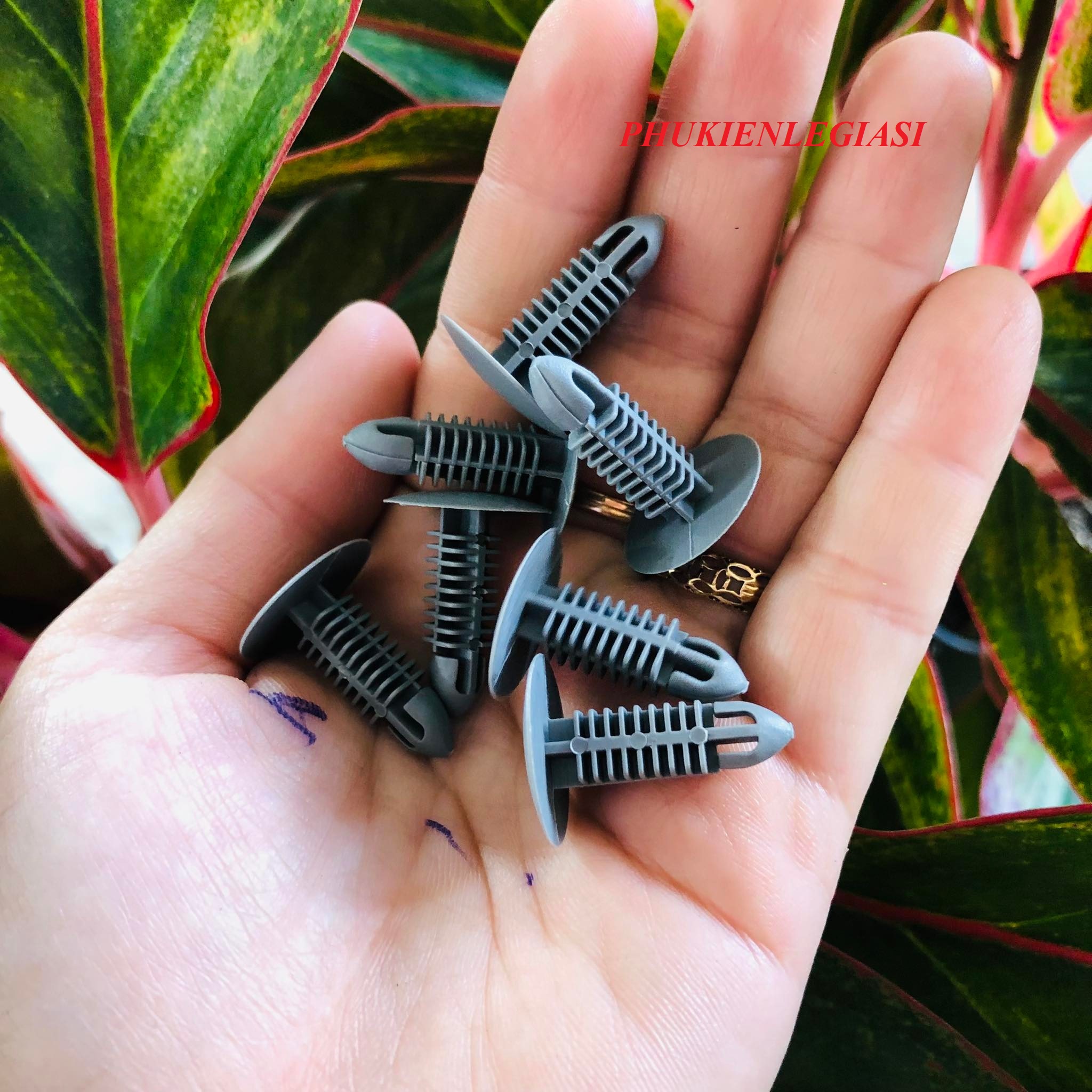 Vít nở nhựa trần xe Oto 6mm x 6.7mm đinh tán, chốt vít nở vít Nhựa cho xe hơi ô tô 6mm