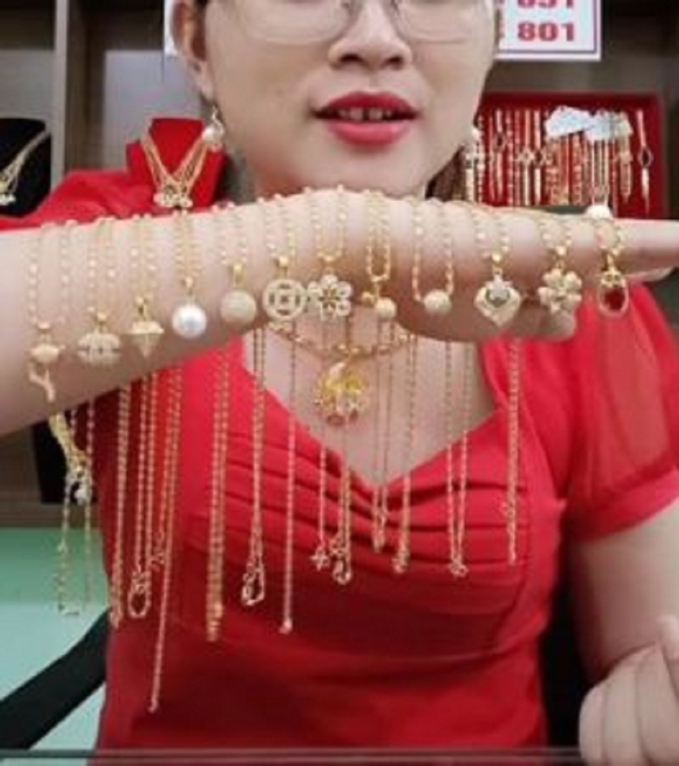 dây chuyền và mặt đồng giá
