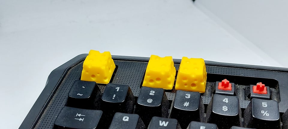 Keycap cheese vàng đậm trang trí bàn phím cơ gaming.