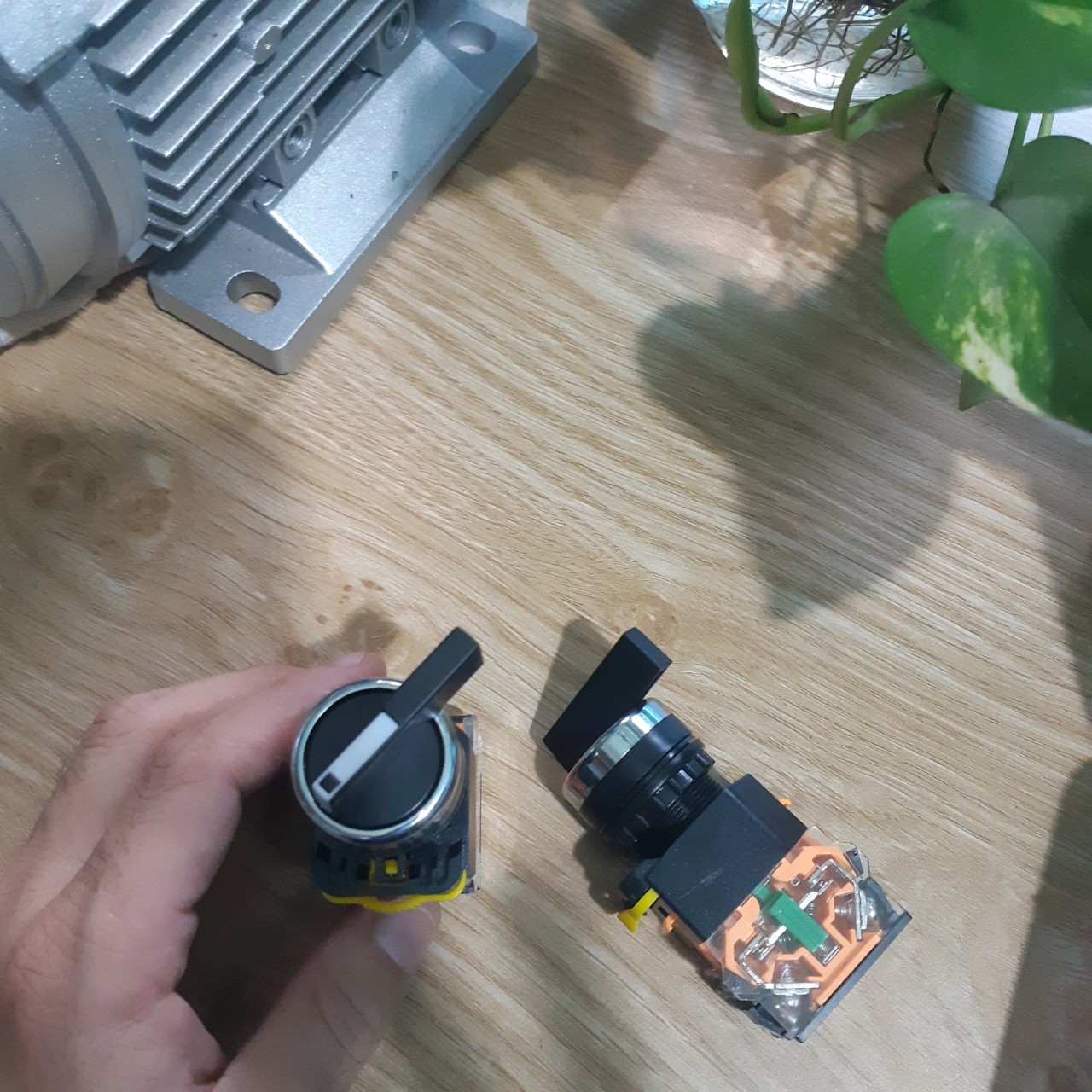 Công tắc xoay tự giữ 2 và 3 vị trí , cần dài , phi 22 mm