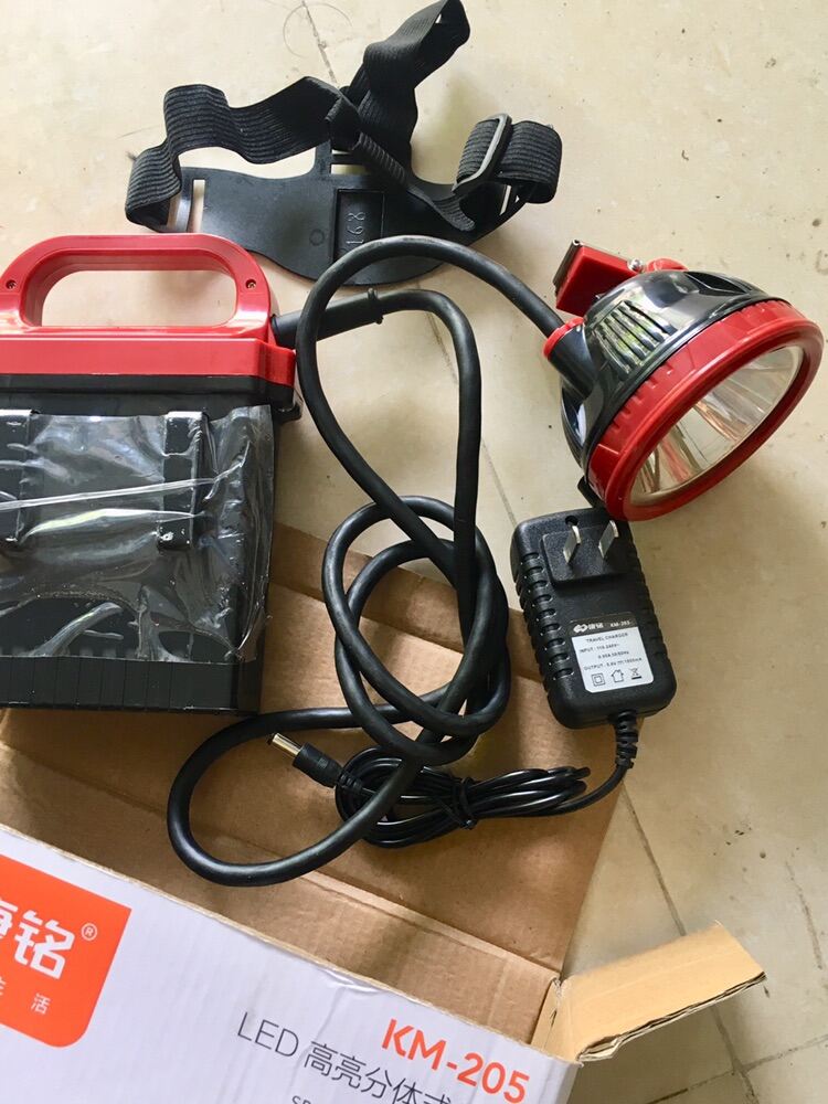 Đèn pin siêu sáng chống nước KM205.