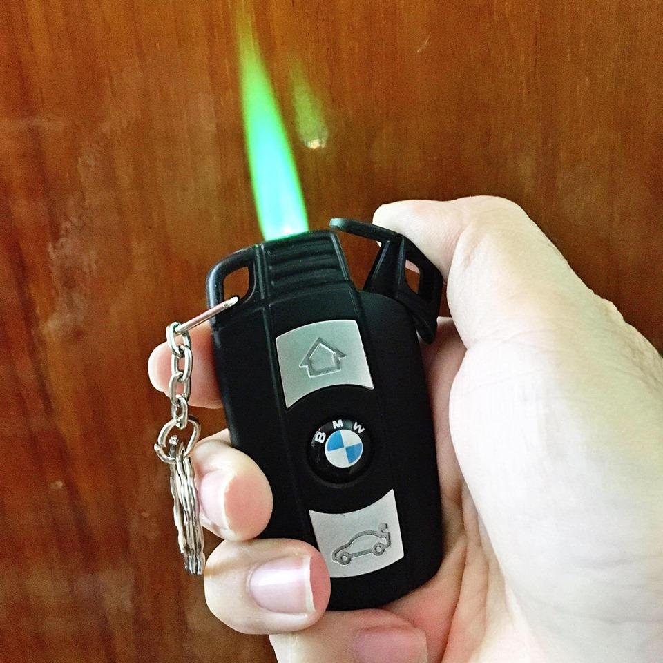 Bật lửa gas móc khoá hình remote xe BMW TH183, có đèn pin